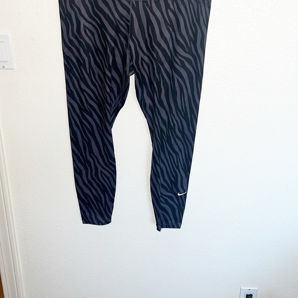 Nike Zebra Striped Cropped Women’s Black And Grayish Purple Leggings - Picture 10 of 10